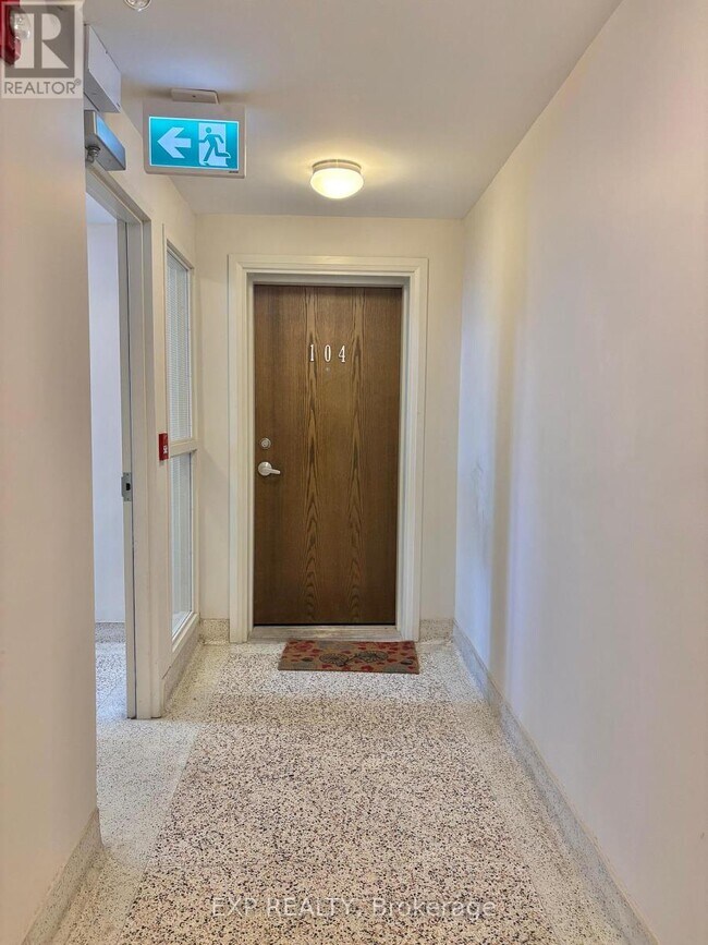 5 Paisley Blvd E in Mississauga, ON - Building Photo - Building Photo