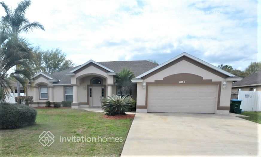 1050 Stillwater Ave in Deltona, FL - Foto de edificio