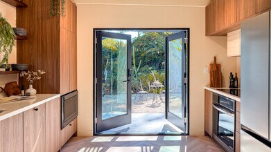 5323 Monterey Rd in Los Angeles, CA - Foto de edificio - Building Photo