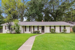 975 Briarwood Dr in Jackson, MS - Building Photo