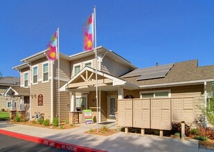 Washington Court in Gridley, CA - Foto de edificio - Building Photo