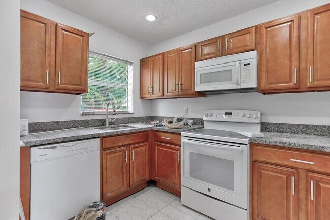 7906 SW 8th St in North Lauderdale, FL - Building Photo - Building Photo