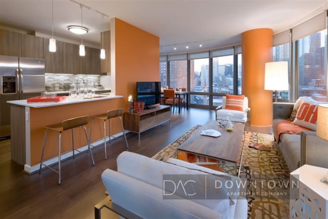 330 W Grand Ave in Chicago, IL - Building Photo - Building Photo