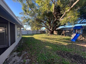 7539 Marechal Ave in Port Richey, FL - Foto de edificio - Building Photo