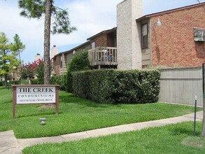 9101 Country Creek St in Houston, TX - Building Photo - Building Photo