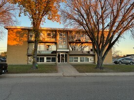 443-443 Lorne St N in Regina, SK - Building Photo