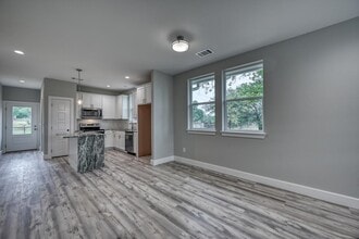 1915 Willow in Kingsland, TX - Building Photo - Building Photo