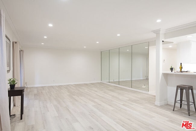 6708 Hillpark Dr in Los Angeles, CA - Building Photo - Building Photo