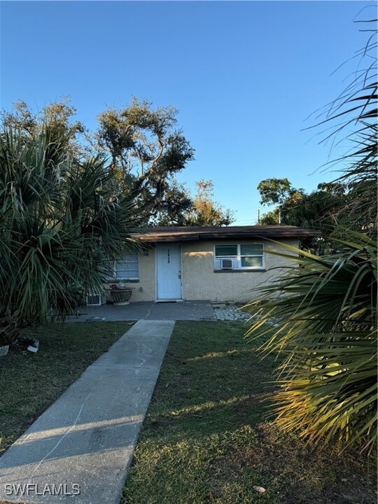 2663 St Charles St in Ft. Myers, FL - Building Photo