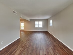 647 Rutgers Dr in Lancaster, TX - Foto de edificio - Building Photo