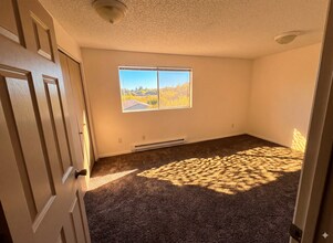 224 Ellingson Dr, Unit B in Pacific, WA - Foto de edificio - Building Photo