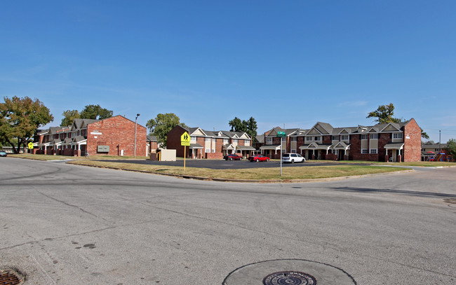 Riverview Park in Tulsa, OK - Building Photo - Building Photo