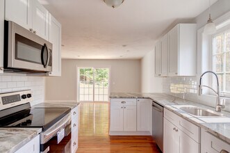 74 Upland Street, Unit D in Worcester, MA - Foto de edificio - Building Photo