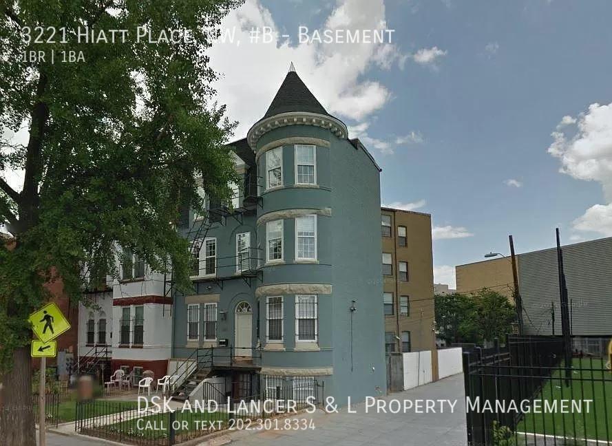 3221 Hiatt Pl NW in Washington, DC - Building Photo