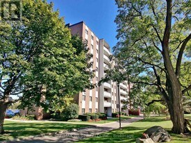 1660 Bloor St in Mississauga, ON - Building Photo