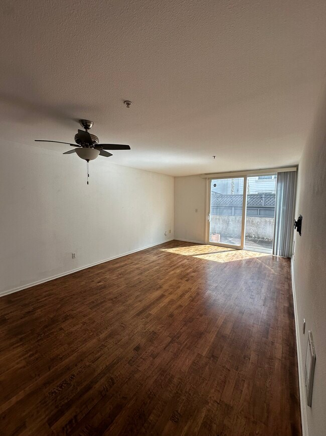 8400 Oceanview Ter, Unit 120 in San Francisco, CA - Foto de edificio - Building Photo