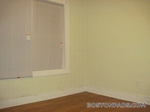 27 Fessenden St, Unit 2 in Boston, MA - Foto de edificio - Building Photo