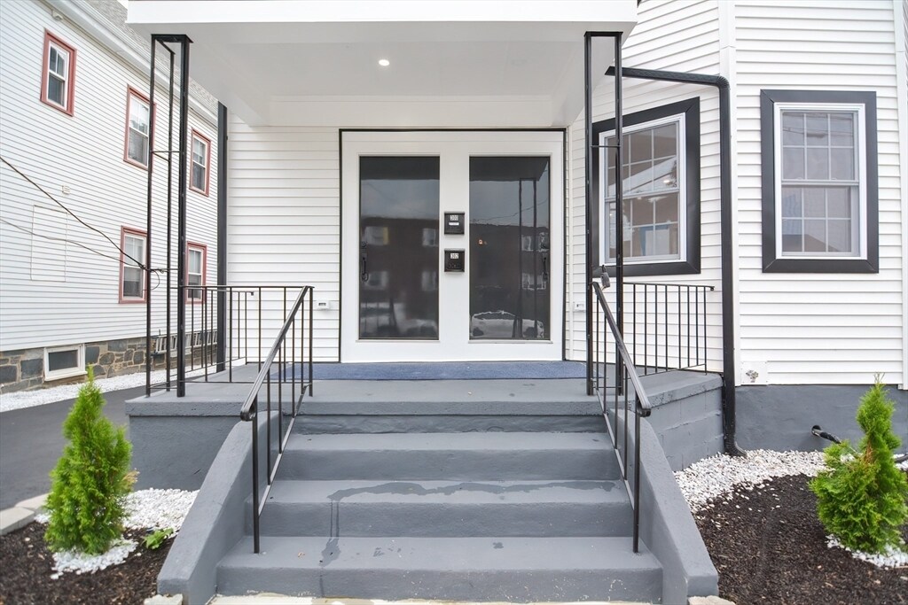 300-302 Main St in Medford, MA - Building Photo