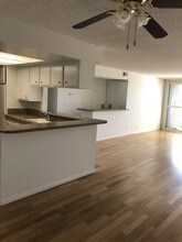 1233 Amherst Ave, Unit 204 in Los Angeles, CA - Foto de edificio - Building Photo