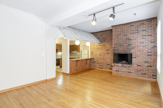 871 W Lill Ave, Unit 873-2B in Chicago, IL - Building Photo - Building Photo