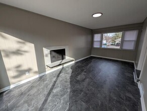 10043 Hedge Dr in St. Louis, MO - Building Photo - Building Photo