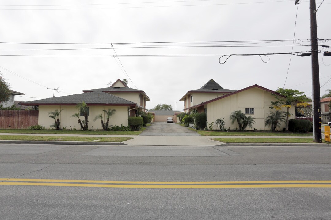 704-708 Clay Ave in Huntington Beach, CA - Building Photo
