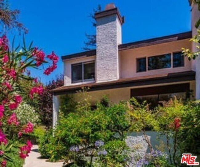 17219 Palisades Cir in Los Angeles, CA - Building Photo - Building Photo