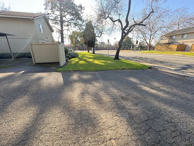 6850 Country Club Dr in Rohnert Park, CA - Building Photo - Building Photo