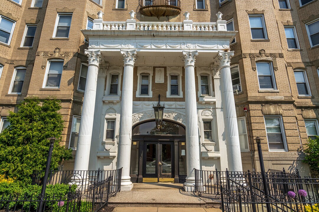 131 Park Dr, Unit 33 in Boston, MA - Building Photo