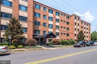 1200 S Arlington Ridge Rd in Arlington, VA - Building Photo