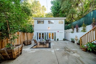 8968 Wonderland Ave in Los Angeles, CA - Building Photo