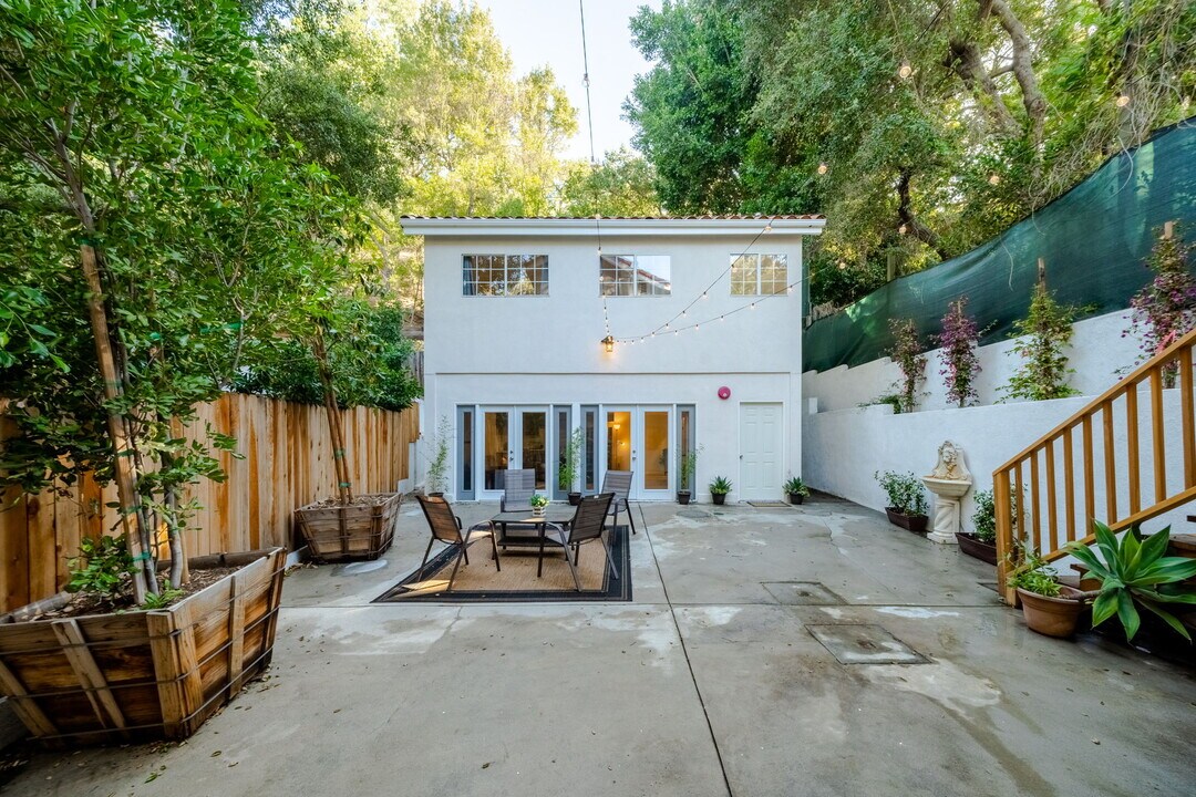 8968 Wonderland Ave in Los Angeles, CA - Building Photo