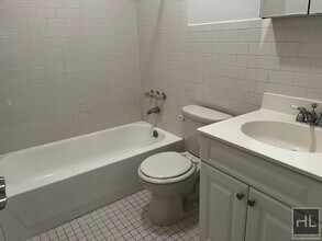 52 W 56th St in New York, NY - Building Photo - Building Photo