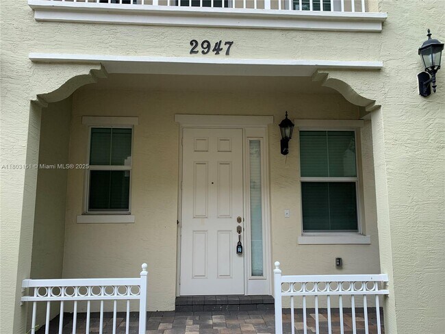 2947 St Thomas Dr in Hollywood, FL - Building Photo - Building Photo