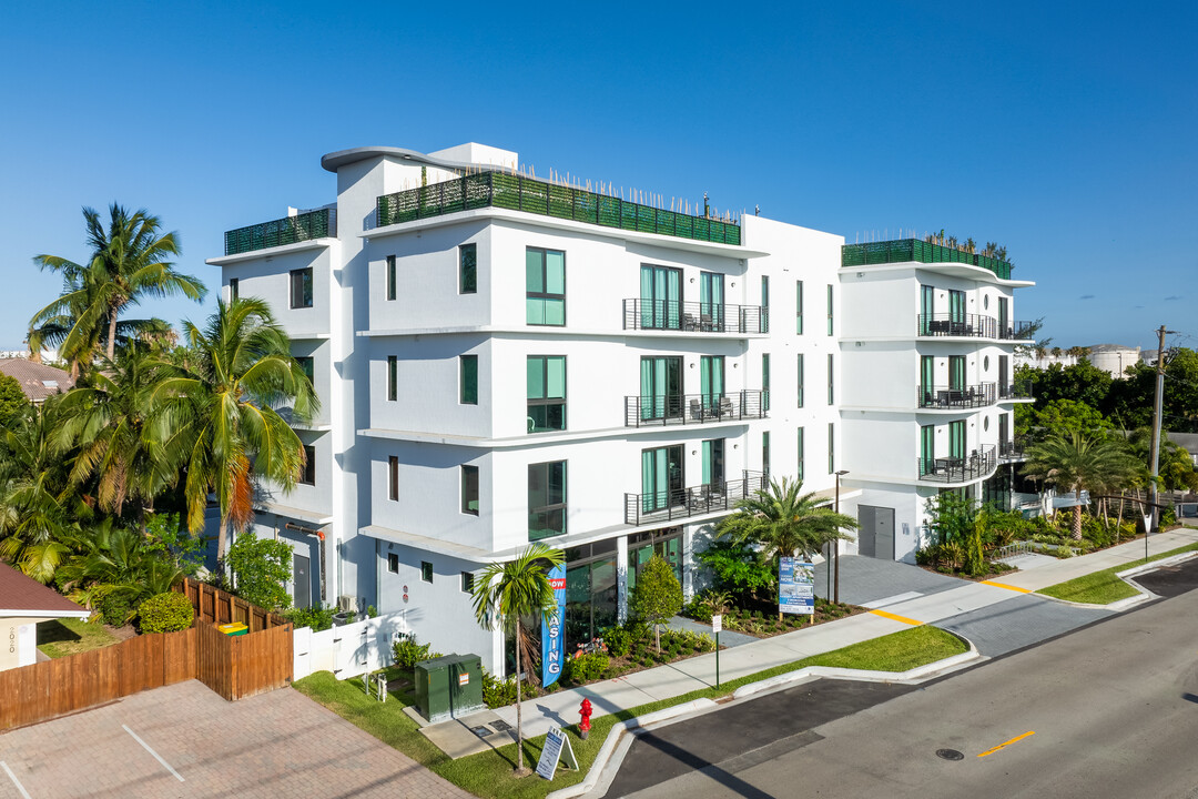 Ocean Wave Apartments in Fort Lauderdale, FL - Building Photo