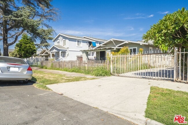 229 E 85th St in Los Angeles, CA - Building Photo - Building Photo