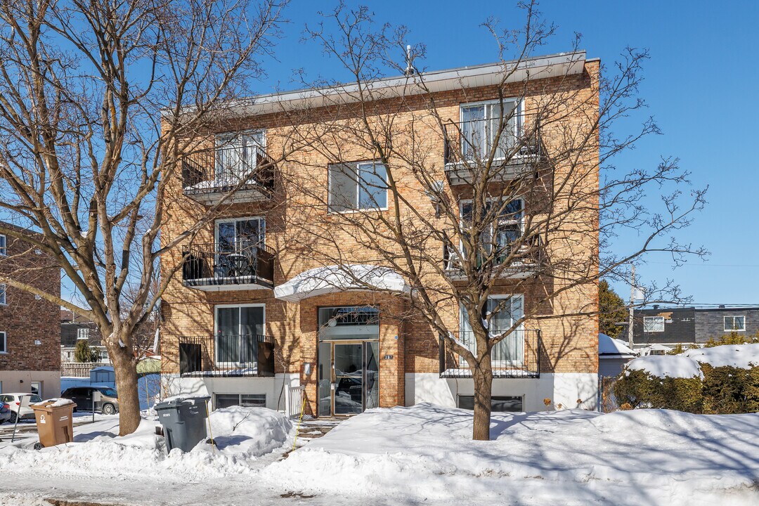 397 Lulli Rue in Laval, QC - Building Photo