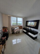9273 Collins Ave in Surfside, FL - Foto de edificio - Building Photo
