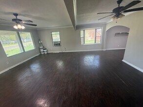 620 Viewpoint Dr in Poteet, TX - Building Photo - Building Photo