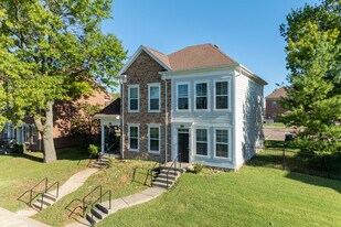Grand Oaks in Lexington, KY - Building Photo
