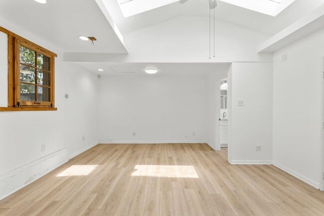 11110 Charnock Rd in Los Angeles, CA - Building Photo - Building Photo