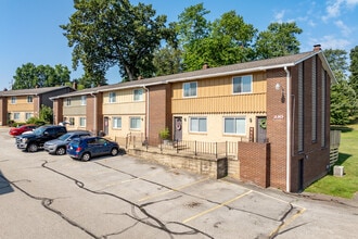 Lincoln Square Apartments in Hartville, OH - Building Photo - Building Photo