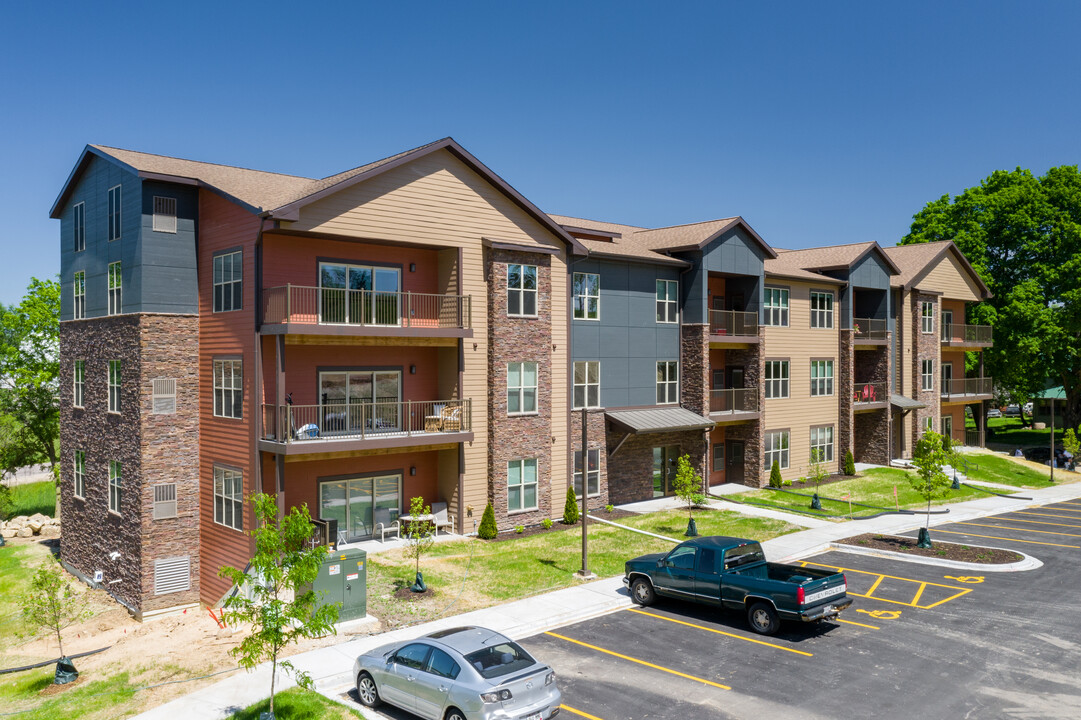 Waubesa Village in McFarland, WI - Foto de edificio