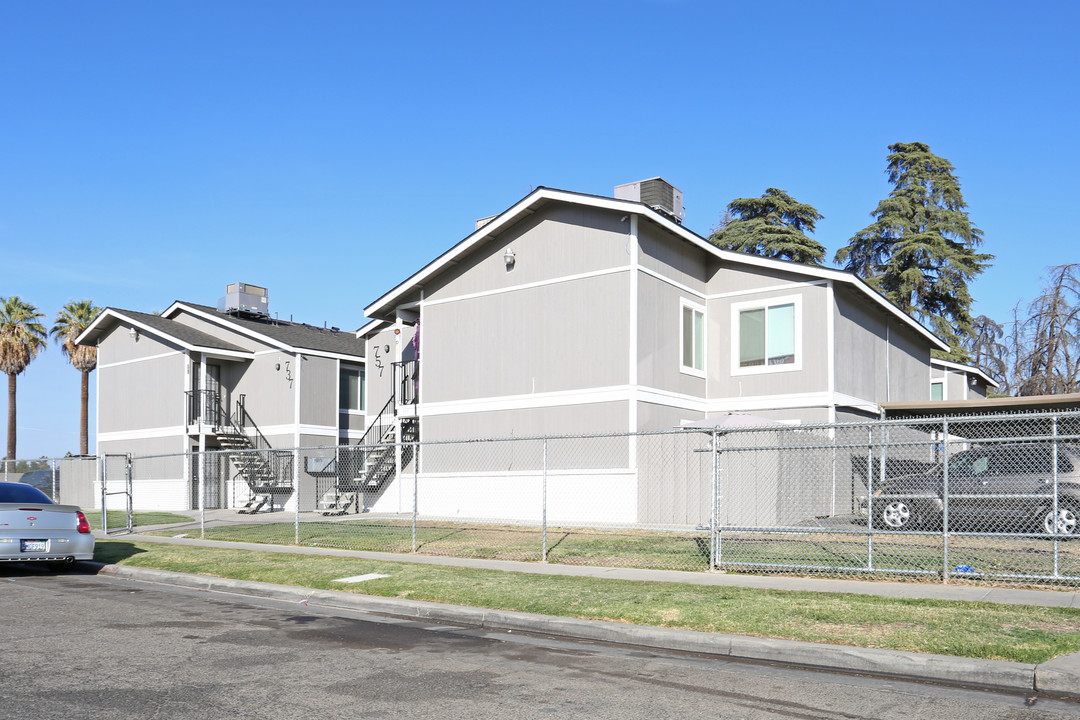 737 S Adler Ave in Fresno, CA - Foto de edificio