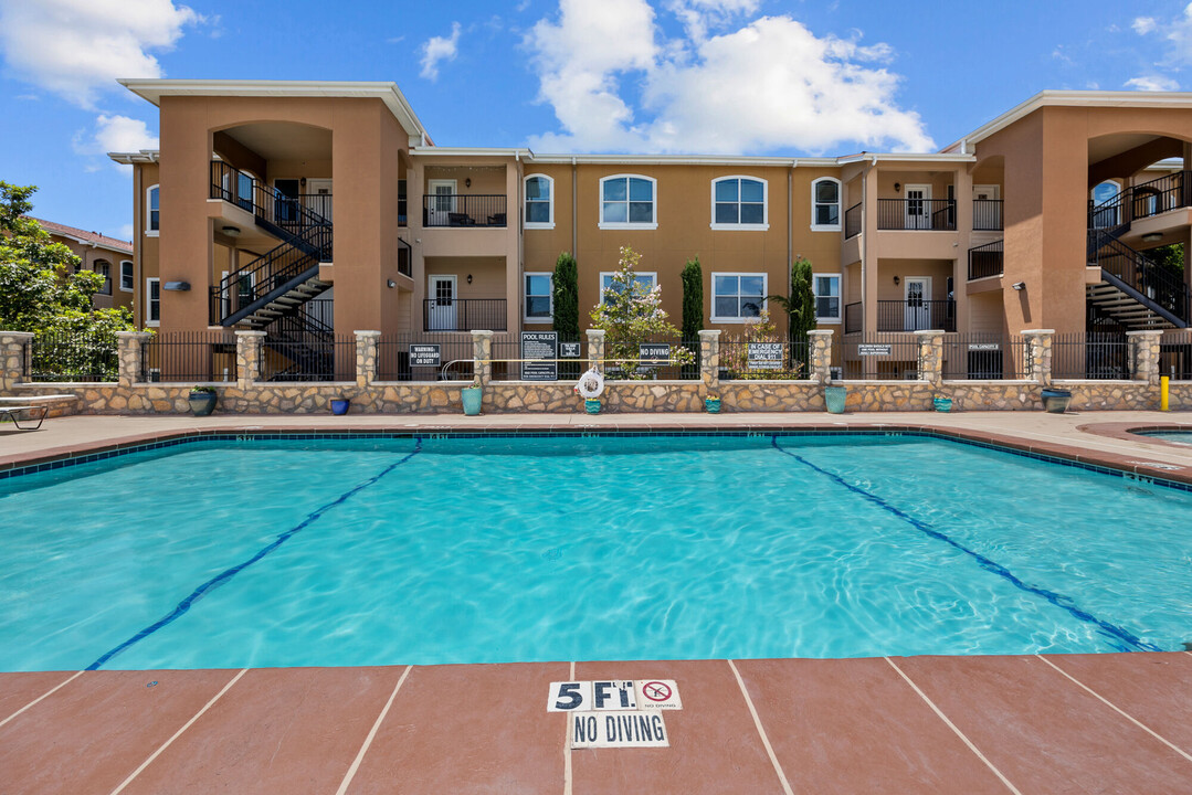 Las Torres Apartments in El Paso, TX - Building Photo