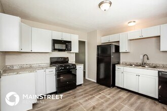 4851 N Kenyon Dr in Indianapolis, IN - Foto de edificio - Building Photo