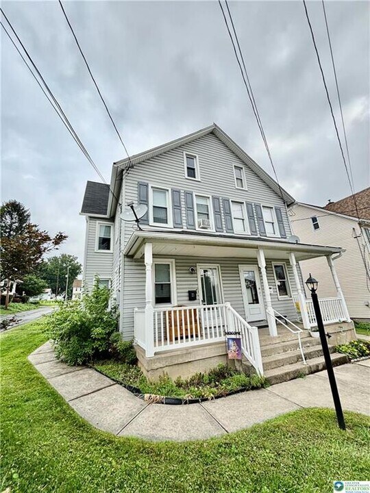 23 E North St in Nazareth, PA - Building Photo