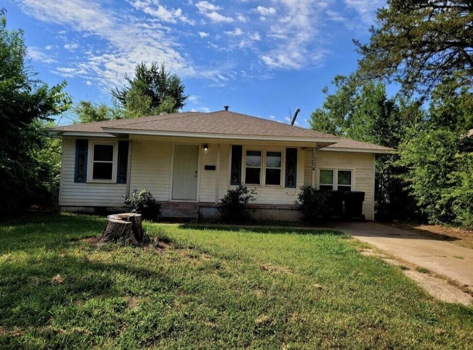 1304 NW 98th St in Oklahoma City, OK - Building Photo