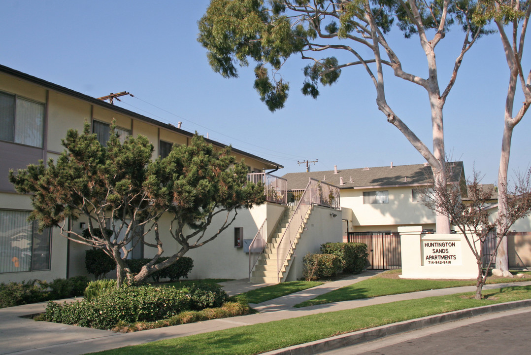 Huntington Sands Apartments in Huntington Beach, CA - Building Photo