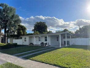 10840 Westwood Lake Dr in Miami, FL - Building Photo - Building Photo